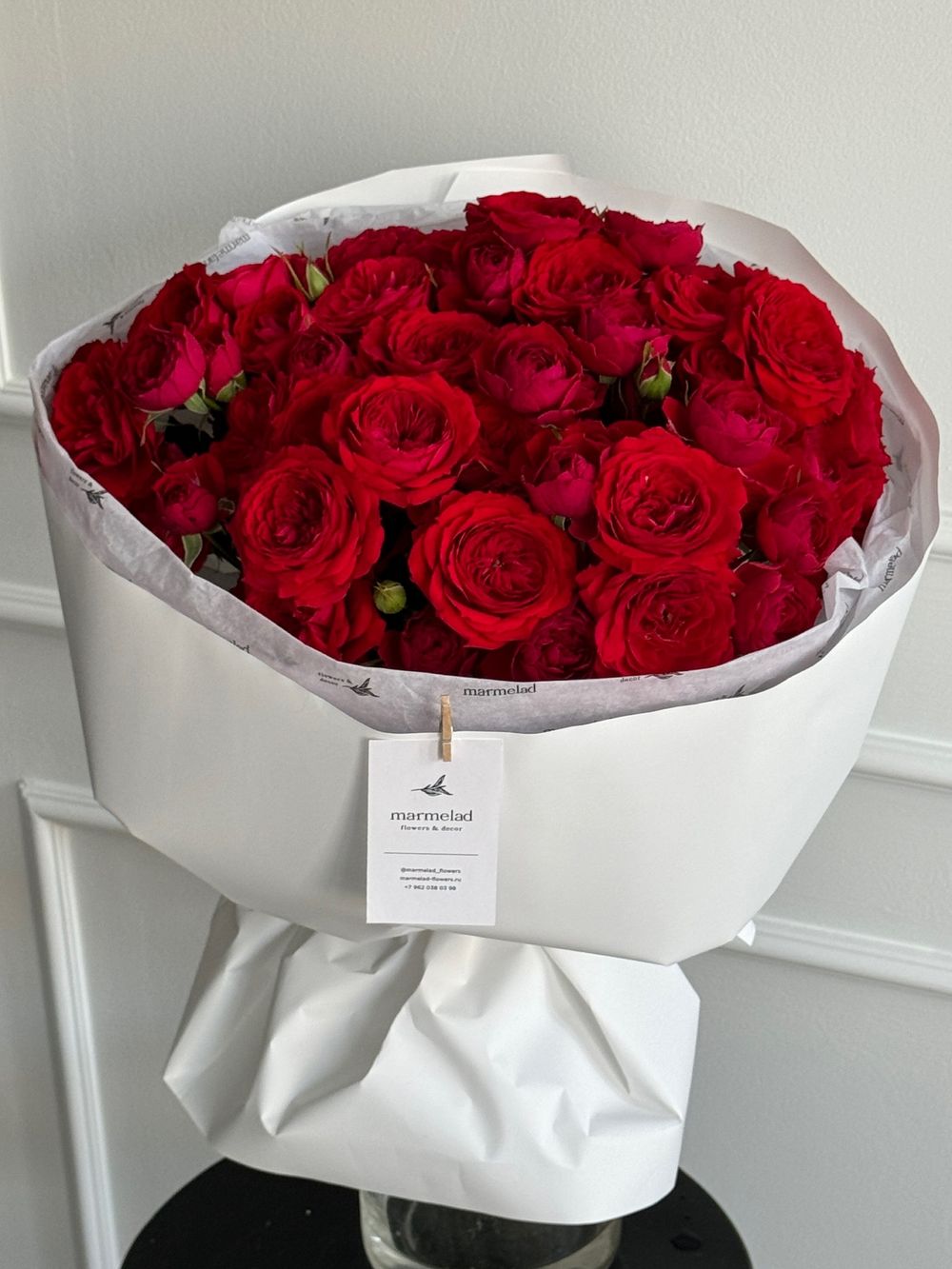 Букет из красных, кустовых пионовидных роз