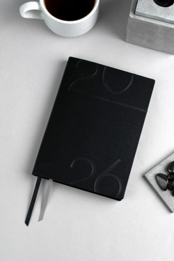 Ежедневник датированный 2026 ESCALADA, #ДУМАЙ КАК МИЛЛИАРДЕР, А6+, 176 л., арт. 70301/ 20 ЛЕЗЕРЕТТО ЧЁРНЫЙ (кожзам: 126x174 мм, мягкий переплёт, материал обложки: искусственная кожа "Лезеретто"; декор: блинтовое тиснение; способ крепления блока: нитк