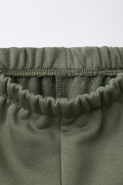 ZARA БАЗОВЫЙ КОМПЛЕКТ ТОЛСТОВКА И БРЮКИ-ДЖОГГЕРЫ С НАШИВКОЙ, ЗЕЛЕНЫЙ