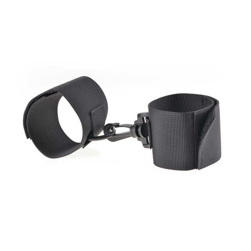 Наручники мягкие с карабином Beginner's Nylon Cuffs (Цвет: черный)