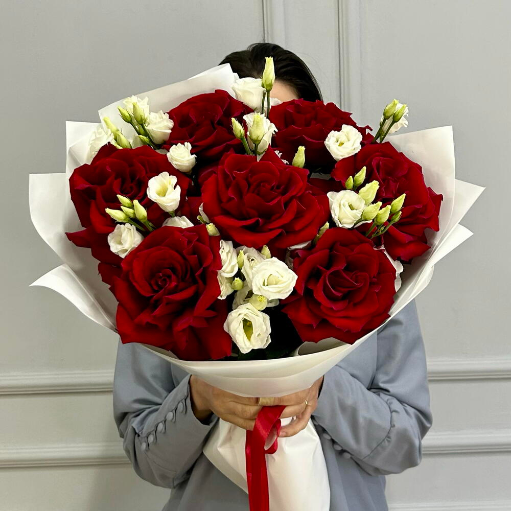 Элегантный букет бордовая французская Роза и эустома