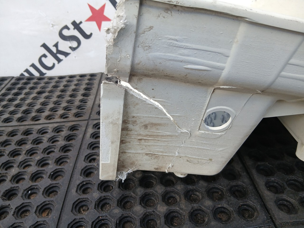 Корпус (дефект) подножек левый 2022г