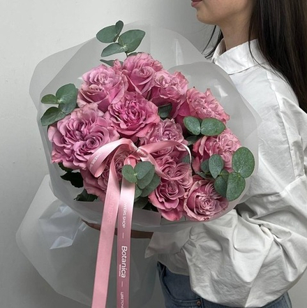 Круглый букет из пионовидных роз "Кантри Блю" и эвкалипта. Букет 1234