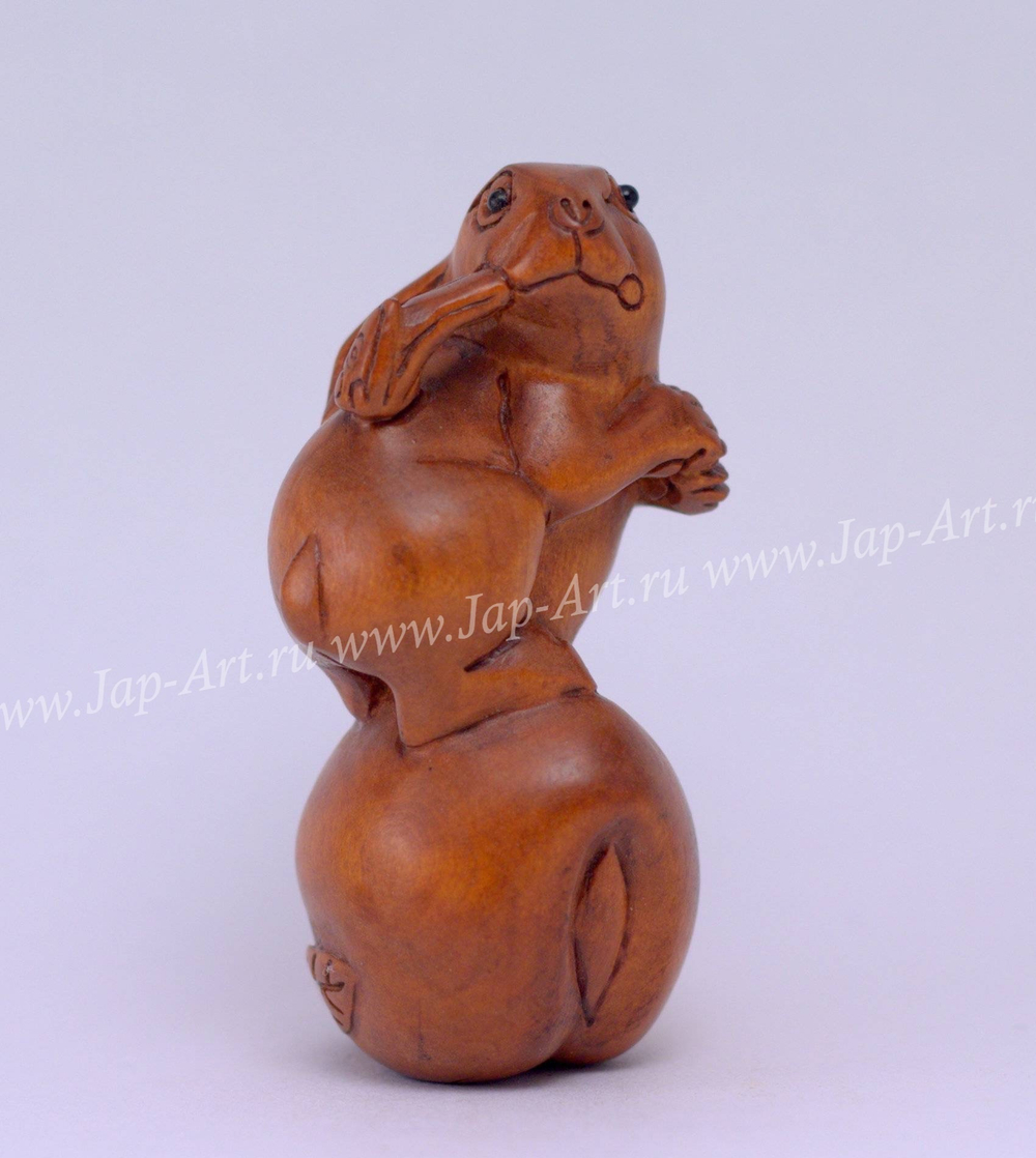 Нэцкэ Кролик с трубкой на яблоке