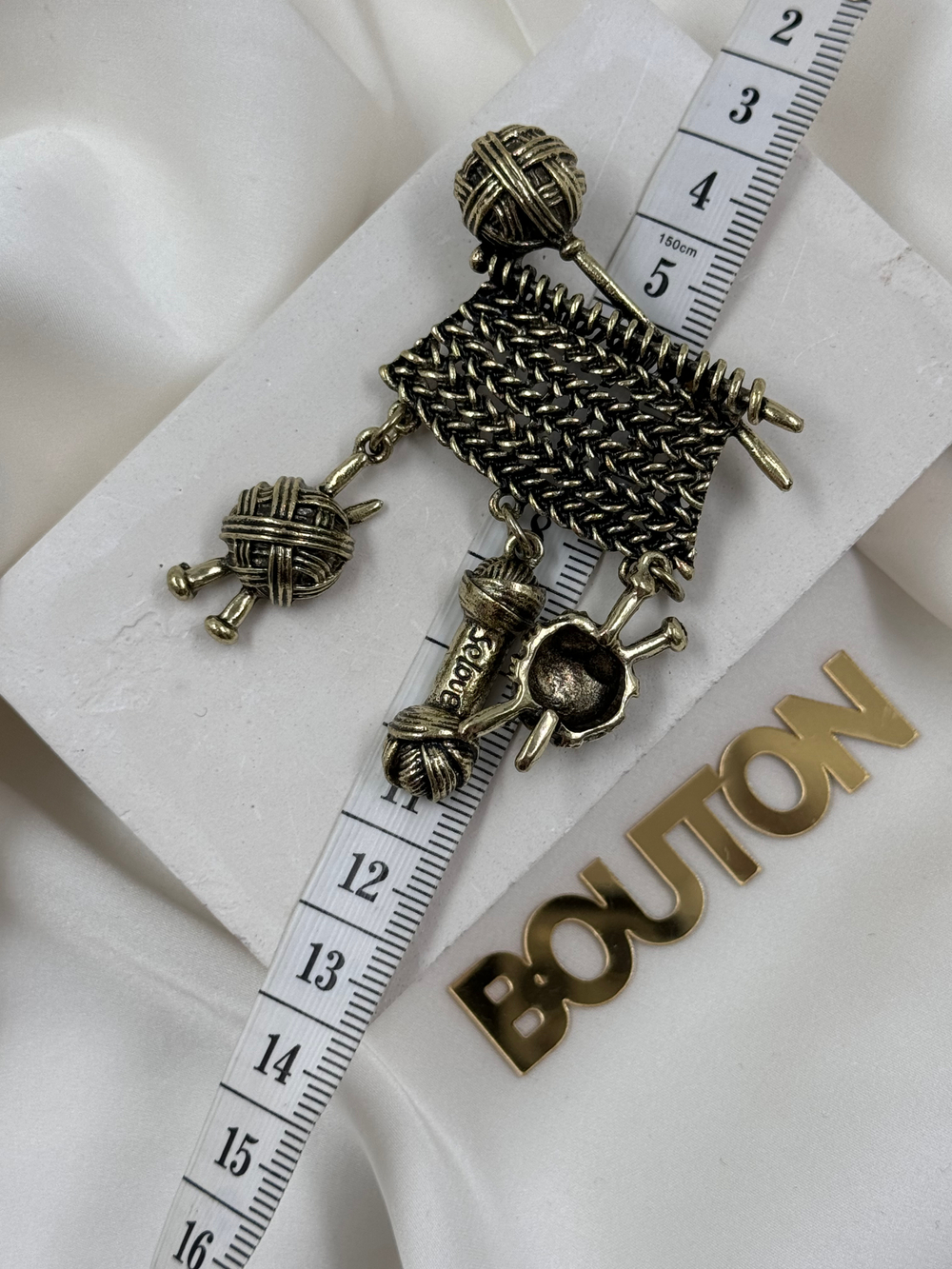 Брошь бронзовая "Спицы с пряжей"