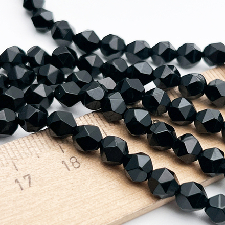Халцедон тонированный бусины, крупная огранка, цвет черный, размер около 6 мм, цена за 15 бусин (1/4 нити)