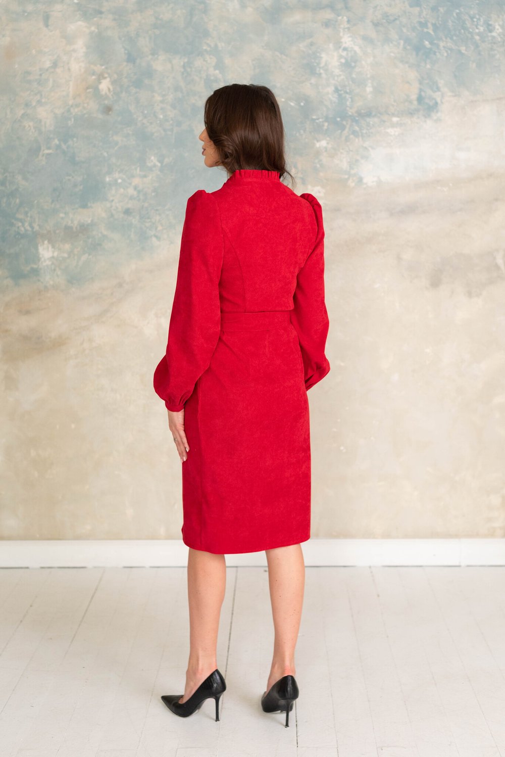 Платье-футляр красное из микровельвета