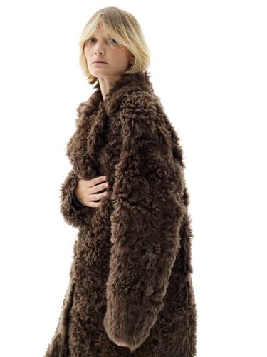 Длинная шуба из овчины шоколадного цвета