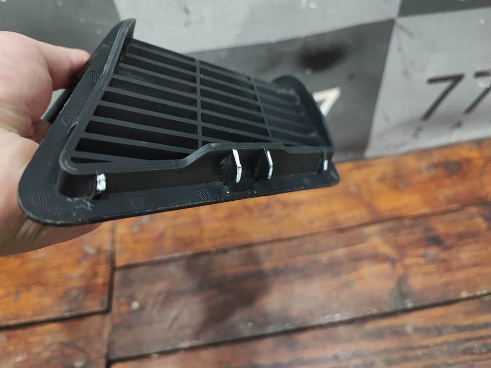 Накладка решетка багажника левая Skoda Kodiaq 16-нв Б/У Оригинал 565868151