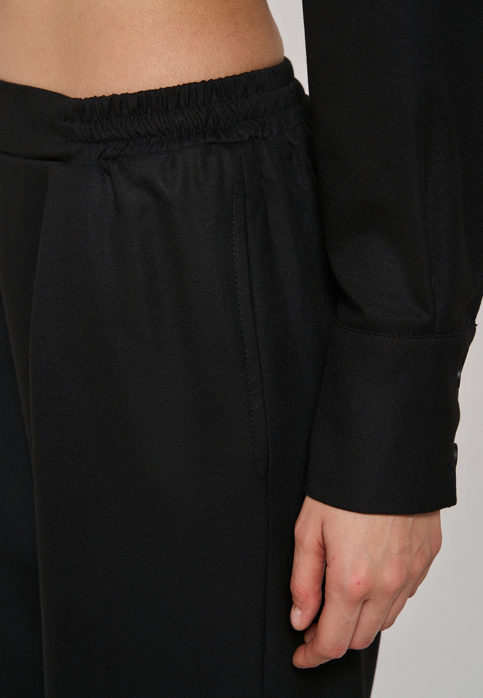 Брюки с поясом на резинке черные