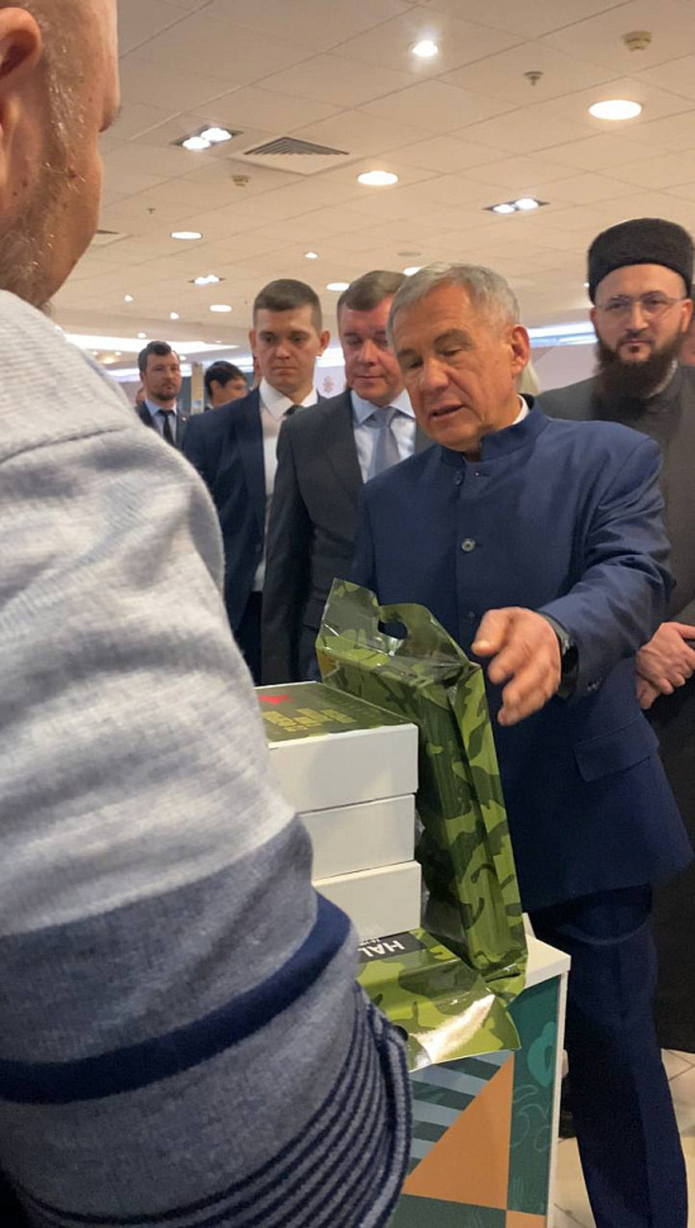 Подарили сухпаек Халяль Раису республики Татарстан Рустаму Минниханову!