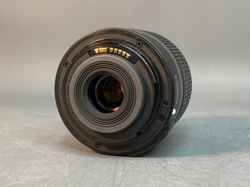 Canon EF-S 18-55mm 3.5-5.6 IS, царапка на передней линзе