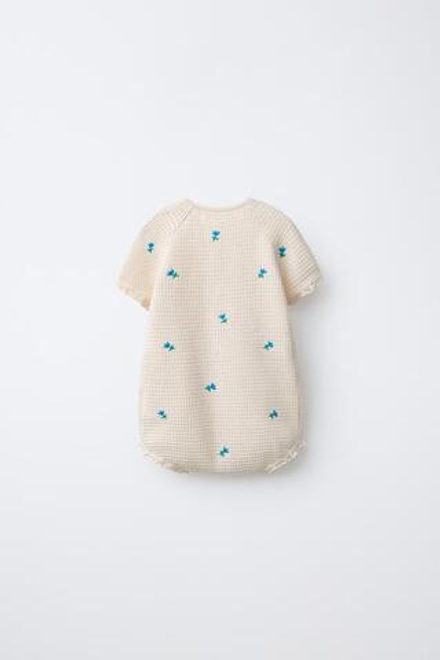 ZARA КОМБИНЕЗОН С ВЫШИВКОЙ ЦВЕТОВ И КРУЖЕВОМ, ЭКРЮ