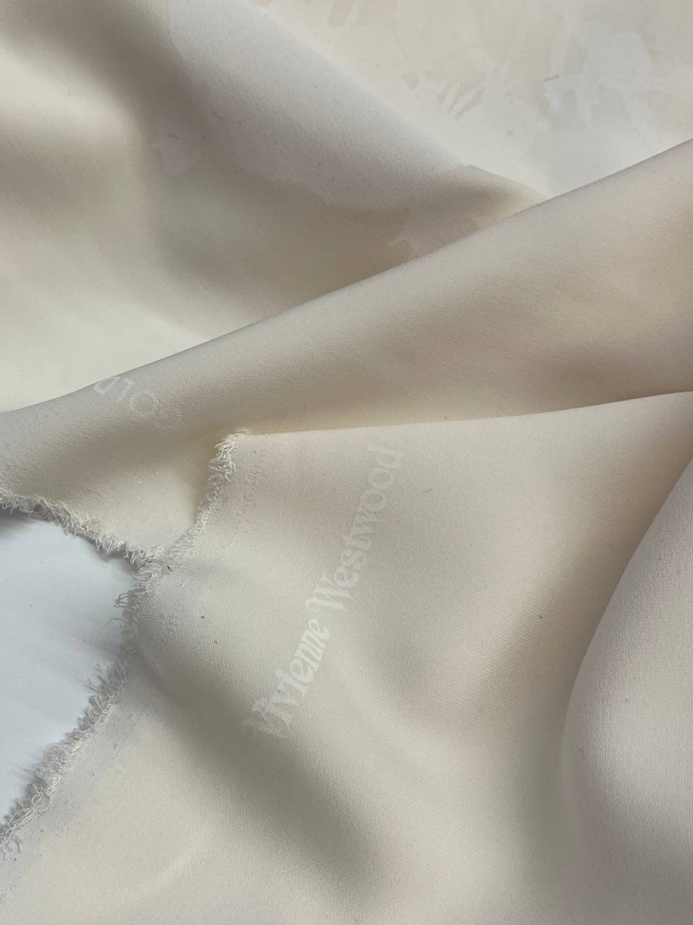 Шелк Vivienne Westwood молочный с белым цветочным принтом