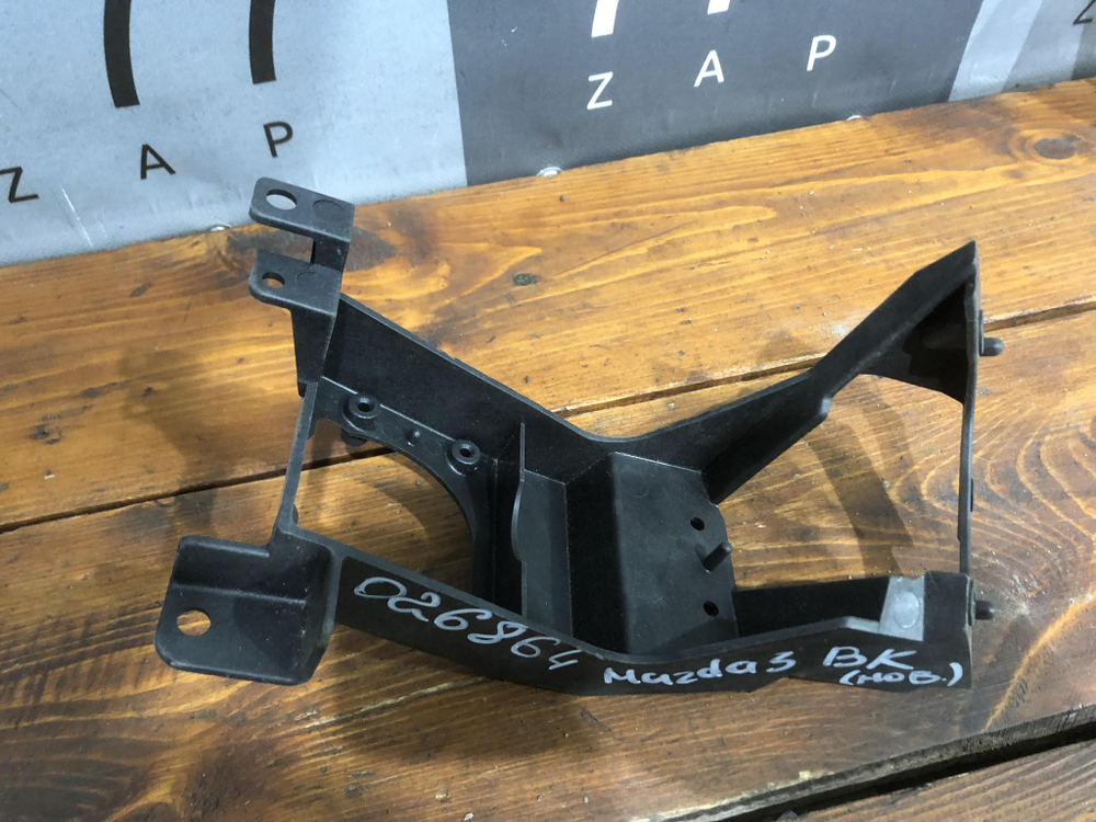 Кронштейн форсунки омывателя Mazda 3 (BK) 02-09 Новое Оригинал BS4J51077