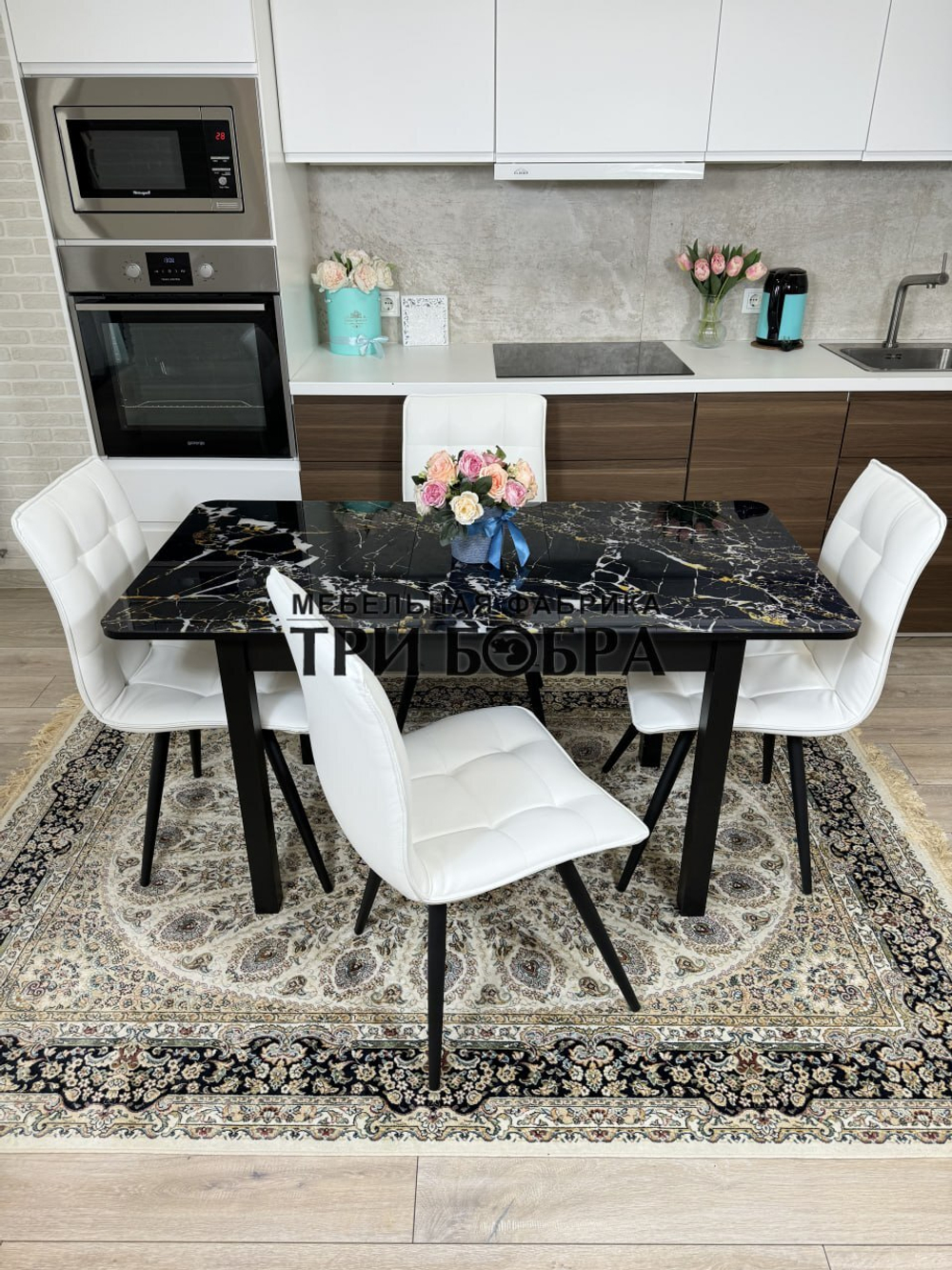 Стеклянный раздвижной стол "Черный мрамор" и стулья "ГУЧИ" белый