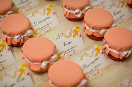 Бонбоньерка с медом на свадьбу с именной биркой, 110 грамм