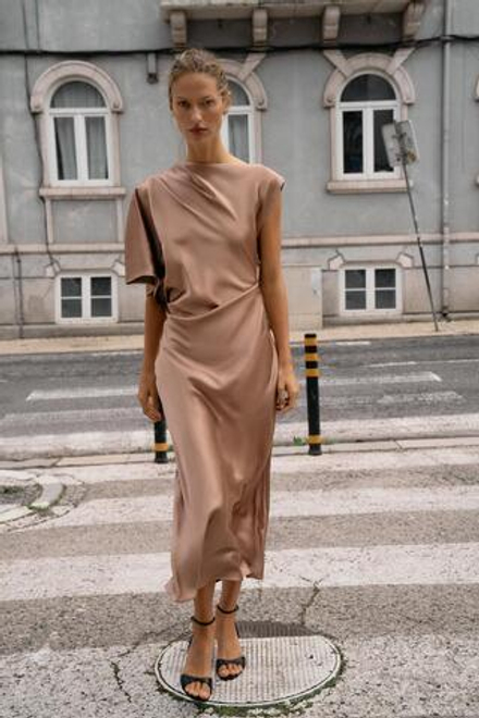 ZARA АТЛАСНОЕ ПЛАТЬЕ МИДИ С АСИММЕТРИЧНЫМ РУКАВОМ, МЯГКИЙ КАШТАНОВЫЙ