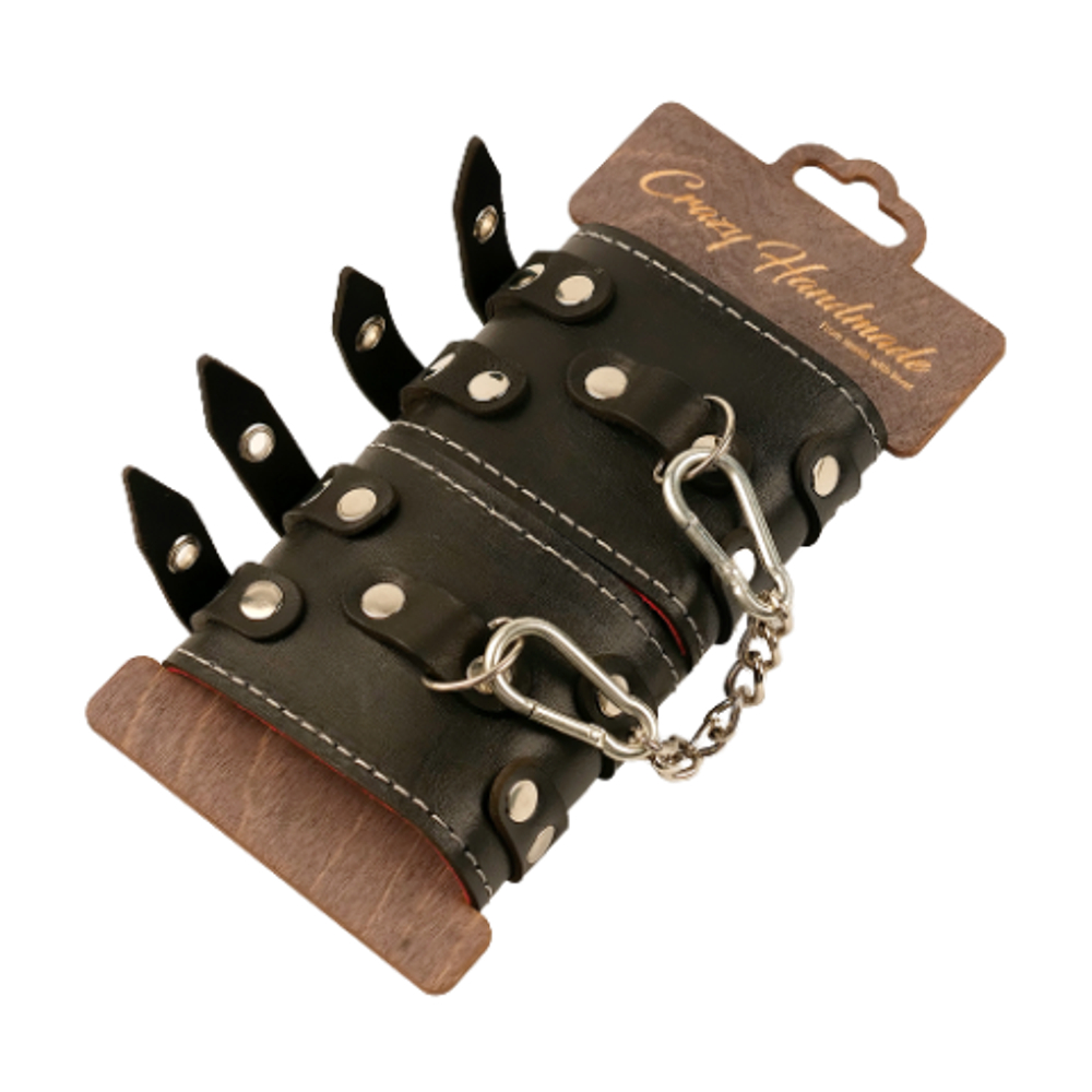 Наручники из кожи с двумя ремнями и красной подкладкой