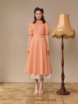 Платье с отложным воротником