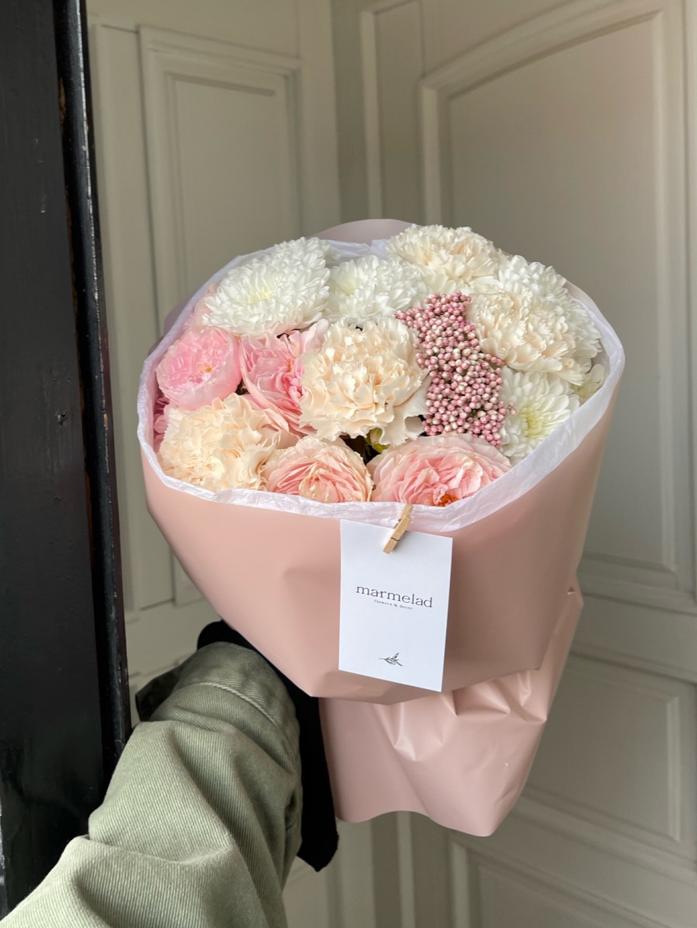Сборный букет из кустовых пионовидных роз, диантусов и сухоцвета