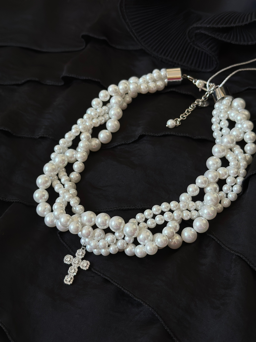 Колье "Одри" переплетеные нити белого жемчуга с крестом из цирконов, оттенок серебро