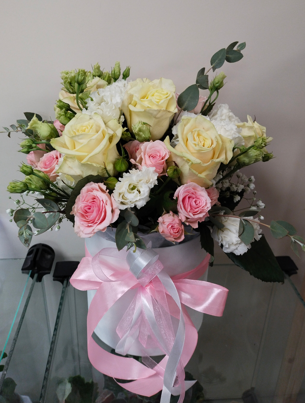 Коробочка роз с эустомой и гипсофилой