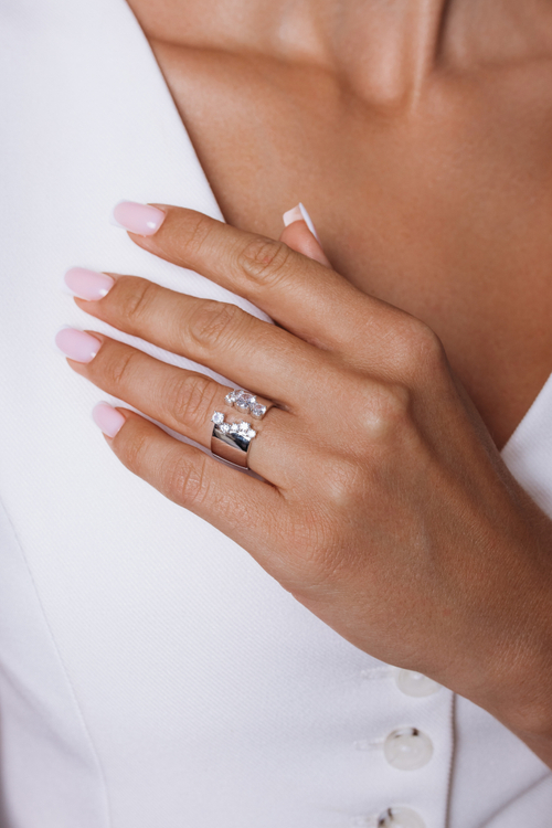 Кольцо незамкнутое с фианитами