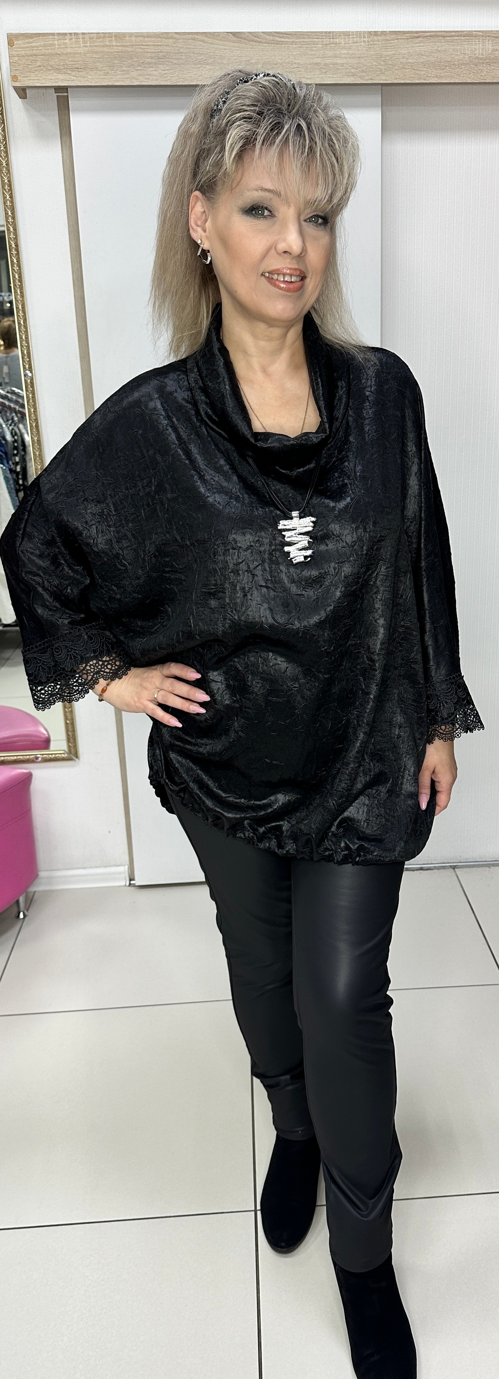 Нарядный черный блузон-туника с подвеской