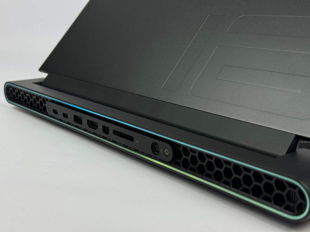 Игровой ноутбук Dell Alienware M16 R1 Ryzen 9 7845HX/16GB(RAM)/1TB(SSD)/RTX4080(12GB)/16.0/2560x1600/240Hz