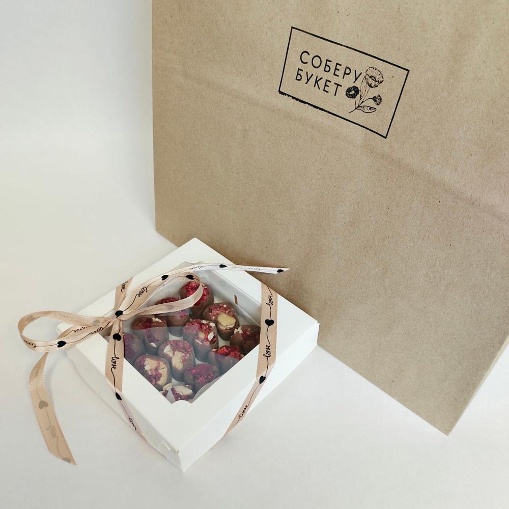 Шоколад ручной работы с сублимированной малиной и кешью