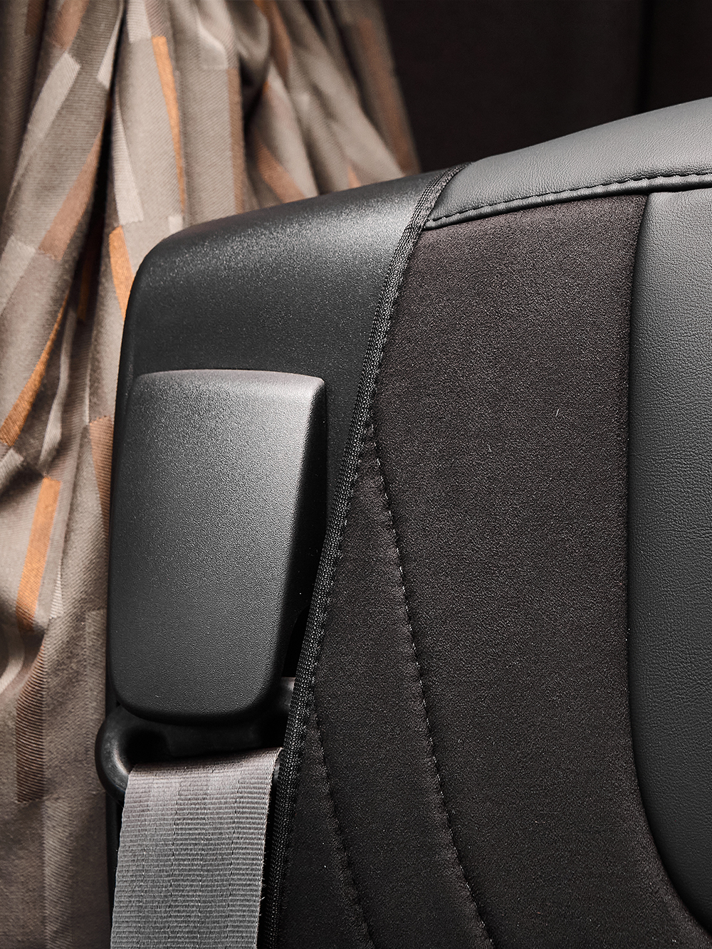 Чехлы Люкс DAF XF 106 (экокожа, черный цвет, черная вставка)