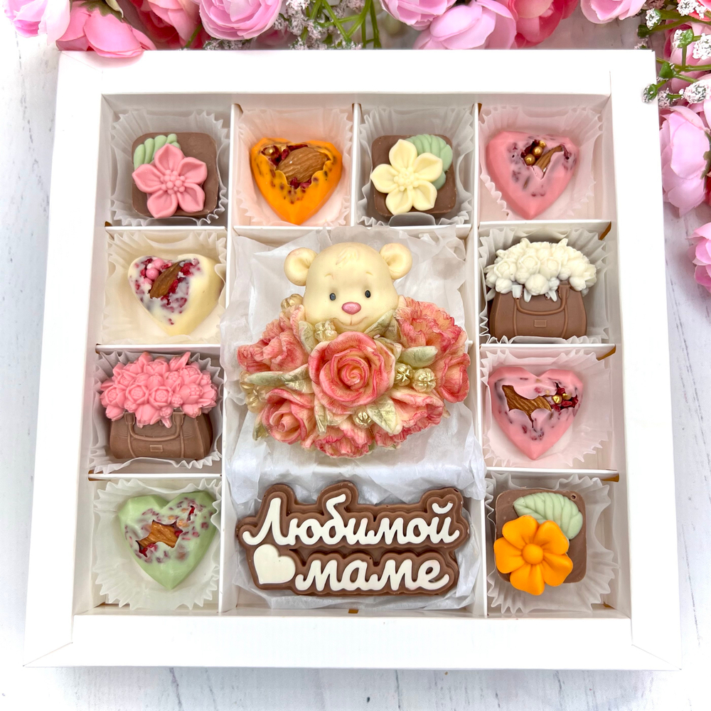 Шоколадный набор "Любимой маме. Мишка с розами": фигурка и 10 конфет ручной работы