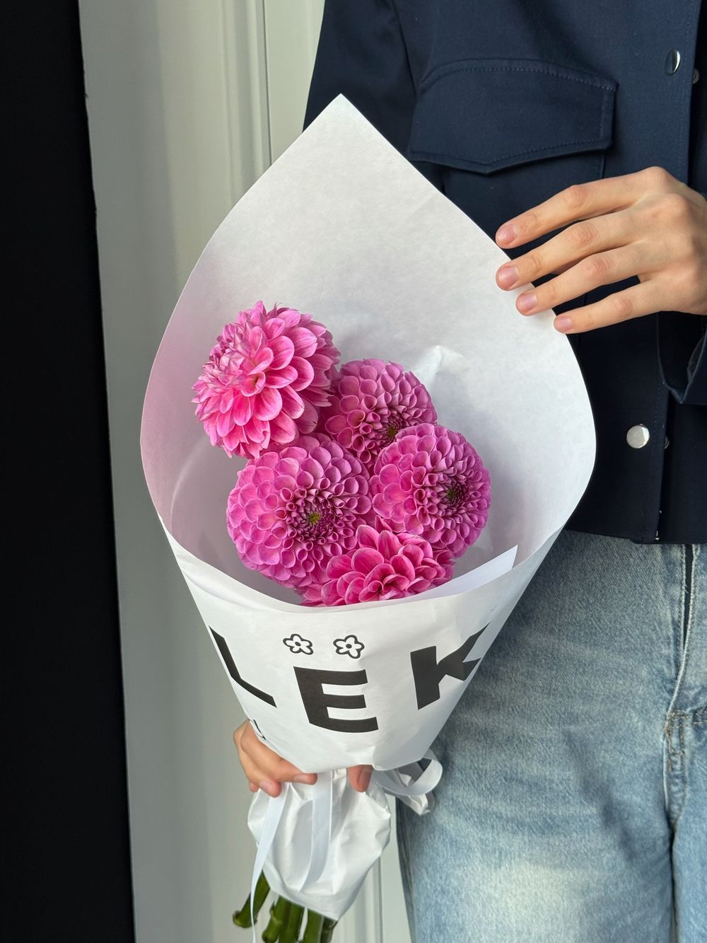 Кулек из георгин в ярко розовом оттенке