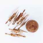 Набор деревянных крючков для вязания из 17 штук с вазой. KN23