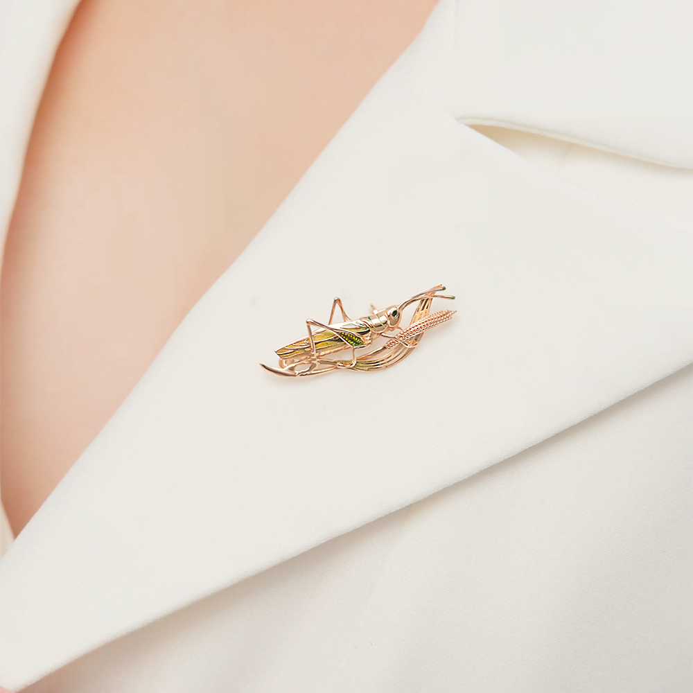 Брошь «Кузнечик» из красного золота с эмалью