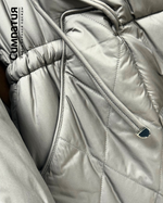 Удлиненная куртка в сером цвете с глубоким капюшоном