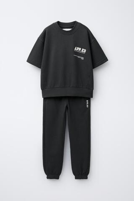 ZARA КОМПЛЕКТ ИЗ ТОЛСТОВКИ С КОРОТКИМИ РУКАВАМИ И БРЮК-ДЖОГГЕРОВ С ТЕКСТОМ, АНТРАЦИТОВО-СЕРЫЙ