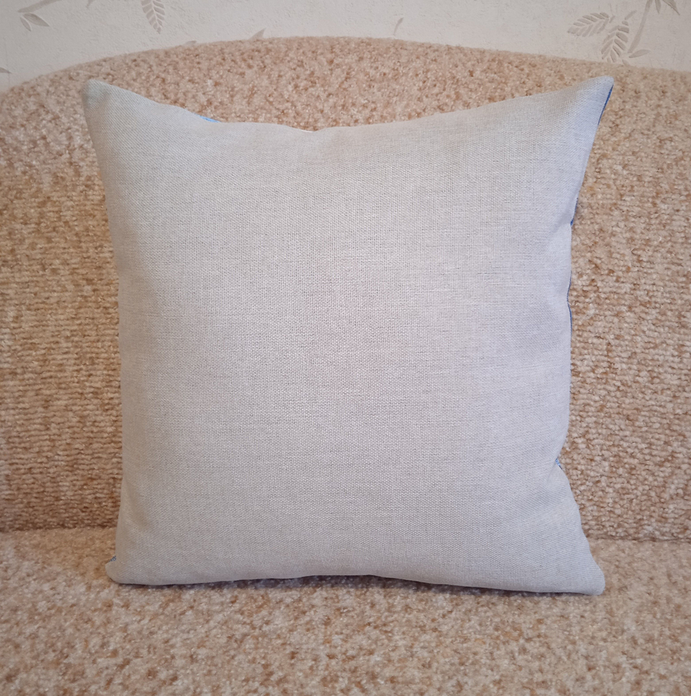 Декоративный гобеленовый чехол для интерьерной подушки Снеговик с веночком 38*38