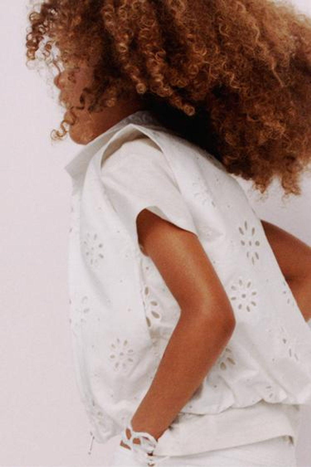 ZARA ЖИЛЕТ СО ШВЕЙЦАРСКОЙ ВЫШИВКОЙ, БЕЛЫЙ