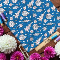 Ткань барби старые ёлочные игрушки на голубом фоне