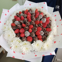 Клубничный букет "Воздушный поцелуй"