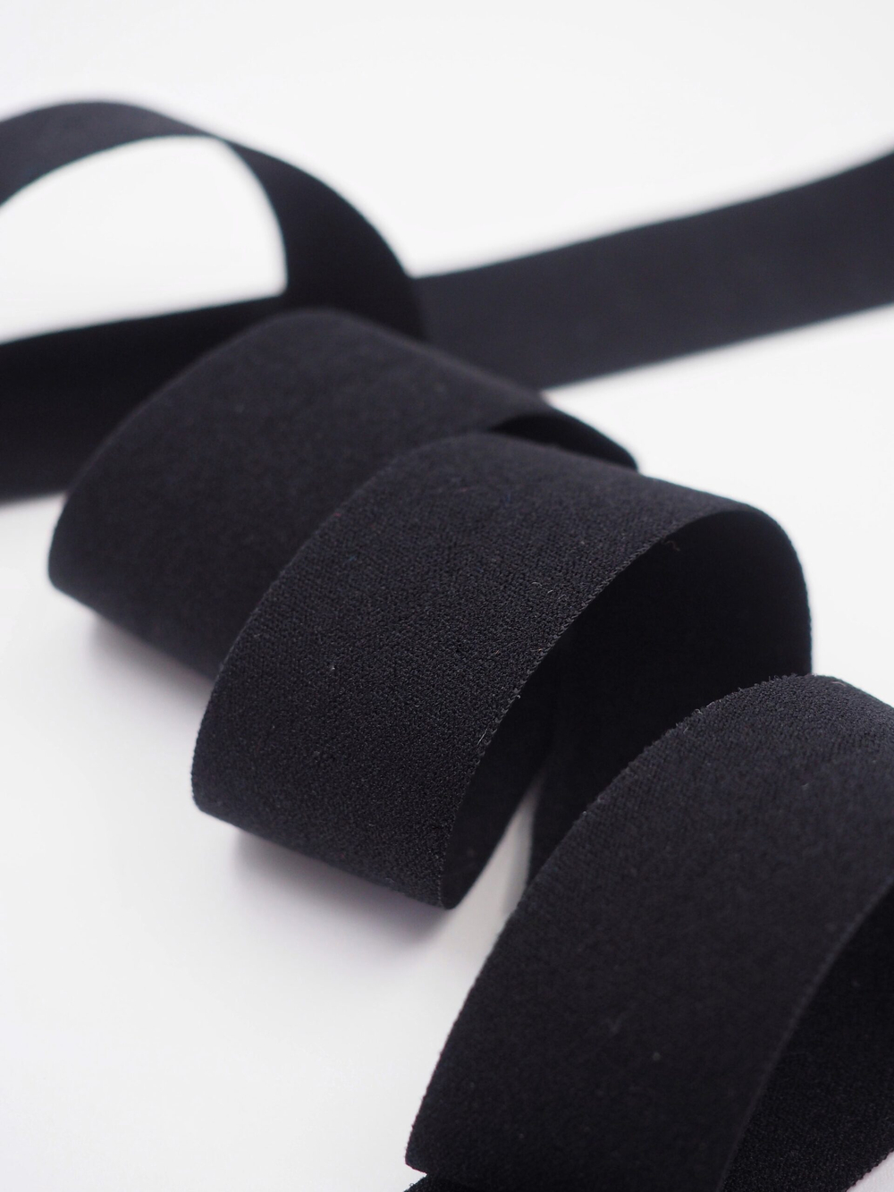 Бейка эластичная черная матовая ширина 20 мм