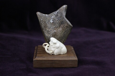 Мамонт у скалы