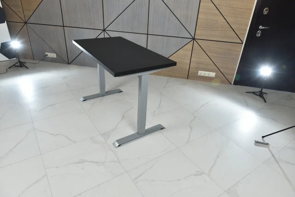 Регулируемый компьютерный стол Bazalt с регулировкой по высоте — столешница МДФ Черный