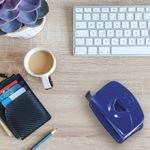 Дырокол металлический BRAUBERG "Universal+", до 20 листов, ассорти (синий/черный), 222525