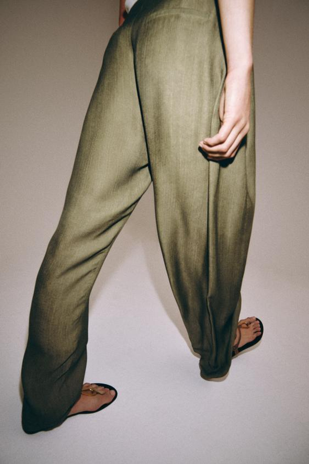 ZARA СТРУЯЩИЕСЯ БРЮКИ — ZW COLLECTION, ТЕМНО-ОЛИВКОВЫЙ