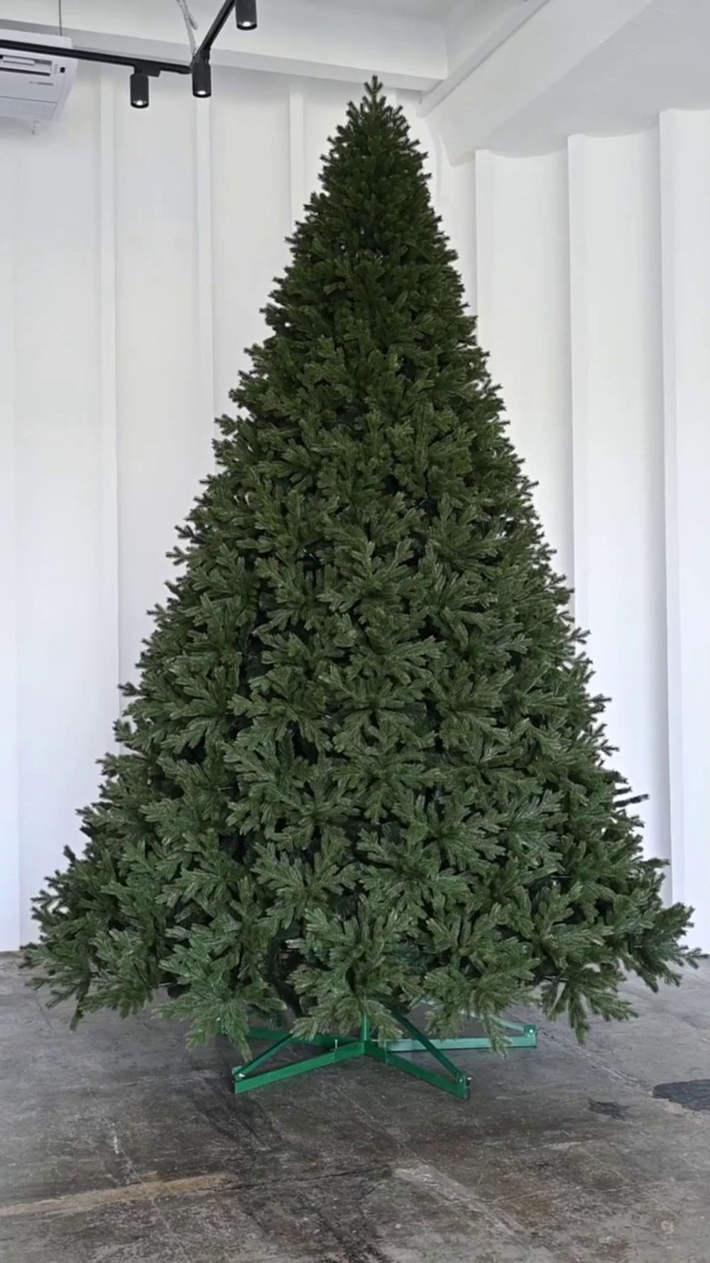 высокая новогодняя ель