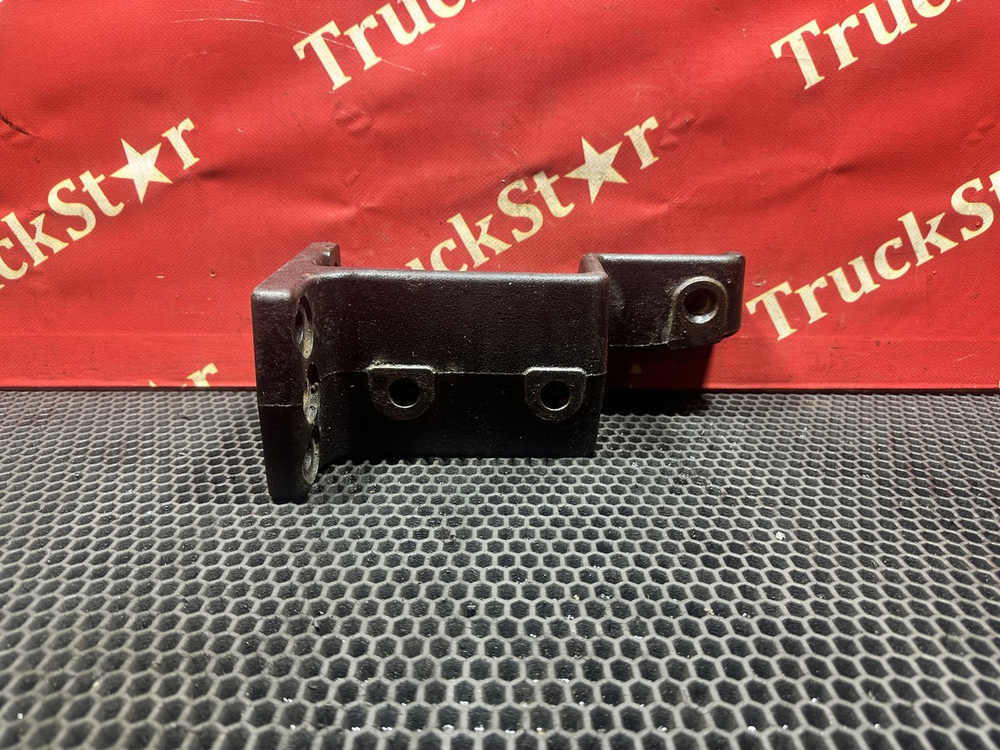 Кронштейн бампера переднего правый