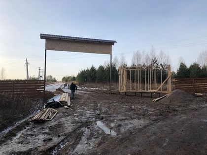 В «Усадьбе Романово» ведется строительство стен КПП
